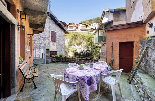 Argegno House | Vacation Home ‘Il Mulino di Marina - Lake Como’ with River View, Wi-Fi and Balconies