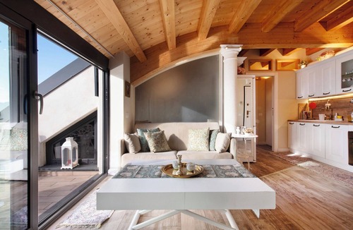 Perledo House | Vacation Home "Summer and Winter" with Lake View, Private Heated Indoor Pool & Wi-Fi