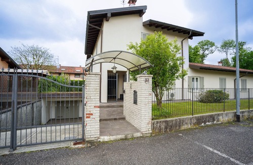 Monate Villa | Veranda del Lago with 3 bedrooms and 2 bathrooms next to Monate Lake