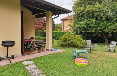 Travedona-Monate Villa | Villa Biancospino close by Monate Lake