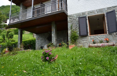 Viadanica Apartment | Villa Carla: Oasi di Relax tra Montagne e Lago, con Ampi Spazi e Giardino