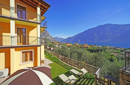 Limone sul Garda Apartment | "Villa Imelda" spacious, bright apartments, garden or balcony, lake view