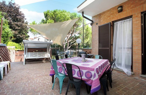 Peschiera Borromeo Villa | "Villa La Palmetta" with Pool, Terrace & Wi-Fi