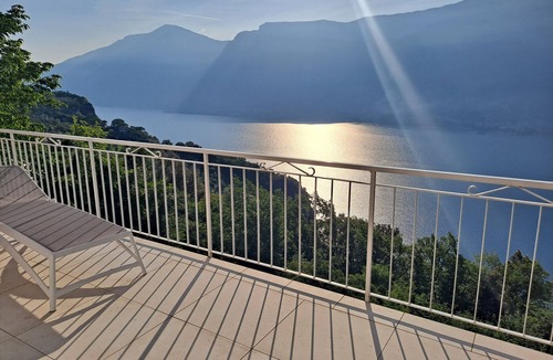 Arias House | Villa Mare di Luci – Stunning Lake Views & Private Saltwater Pool