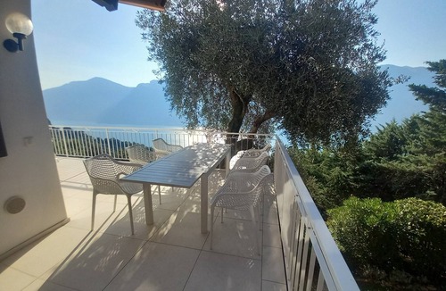 Arias House | Villa Mare di Luci – Stunning Lake Views & Private Saltwater Pool