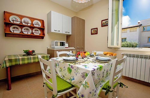 Desenzano del Garda Apartment | Villa Mimosa - Appartamento 2, Desenzano Del Garda, Italy