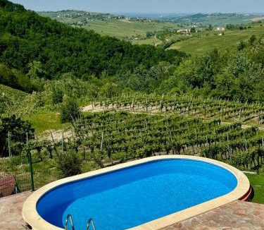 Montecalvo Versiggia Villa | Villa Teresa - Villa & Piscina immersi nel vigneto!