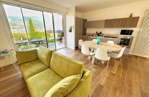 Portese Villa | Villa with Jacuzzi in the garden 100 meters from the lake ideal for families