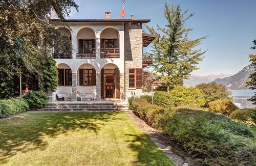 Oliveto Lario Villa | Villa with garden in front of the lake