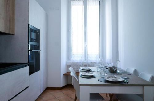 Porta Romana Apartment | Wonderful downtown apartment-HD NETFLIX, KING-SIZE BED, two minutes' walk from metro