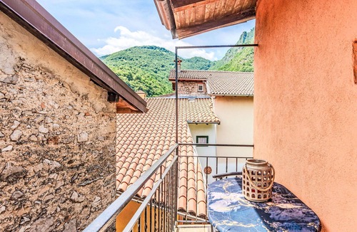 Carlazzo House | Wonderful private villa for 4 guests with WIFI, TV, balcony and pets allowed