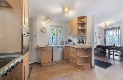 Neuerburg House | Worker Accommodation 'Alte Münze' with 3 Bedrooms, 3 Bathrooms, and Parking