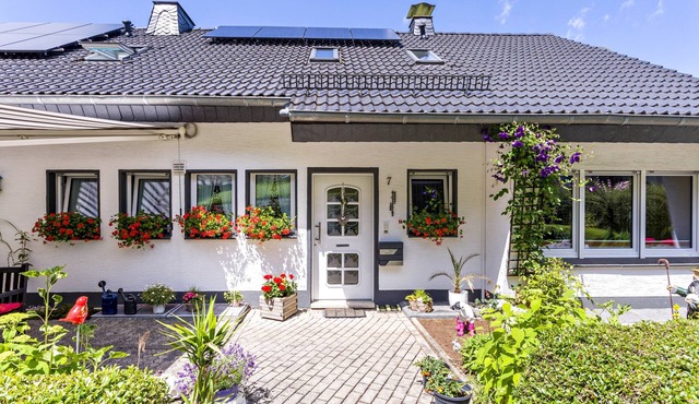 Apartment 'Am Waldrand' with Mountain View, Shared Terrace and Wi-Fi