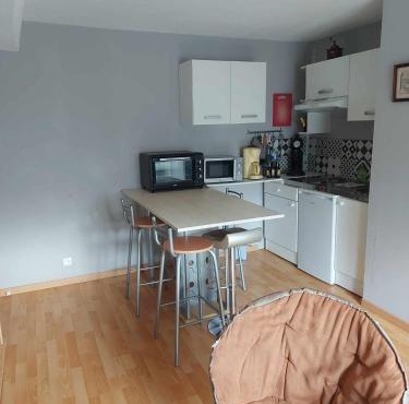 appartement a l'étage d'une maison avec entrée commune par ma maison comprenant une chambre avec un grand lit , une d'enfant et un clic-clac dans la piece de vie