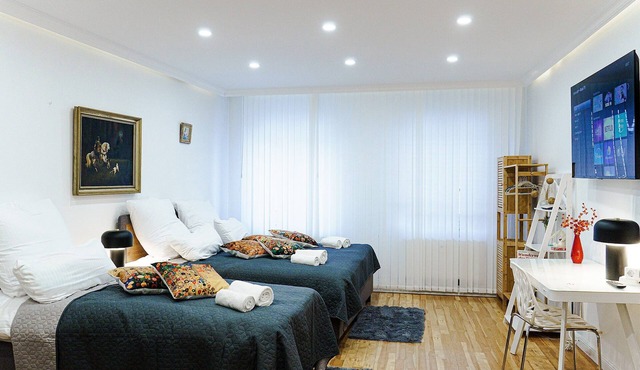 Augusta Prima Central City Town Hall Appt, for up to 7 Guests Groups and Families