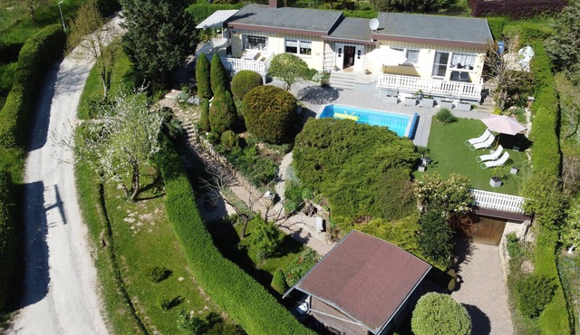 Bungalow in a quiet location with pool and large garden