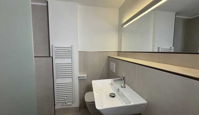 Central Düsseldorf Apartment: 2 Beds, WiFi, Elevator – Close to Hbf & Fair