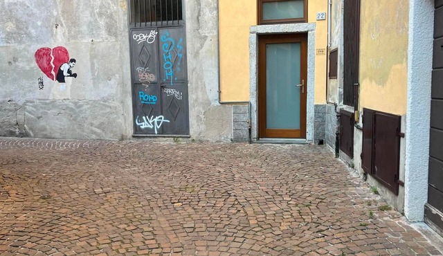 Entire apartment in the historic center of Intra, just a short walk from Lake "Al Vicolo"