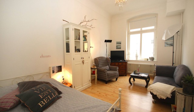 Friedrichstadt: Altbau Apartment mit Balkon, Fußläufig zur Kö und Altstadt