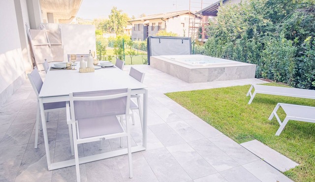 Garda Luxury Suite - One Bedroom Apartment, Sleeps 2
