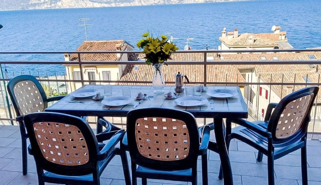 Gelbe Wohnung 65qm mit Garten und Seeblick by Interhome