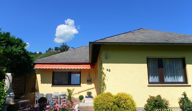 large comfortable house for 2 to 6 people, directly on the Moselle, with WiFi
