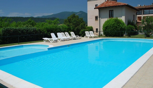 Lovely apartment for 6 guests with A/C, pool, WIFI, TV, patio and pets allowed