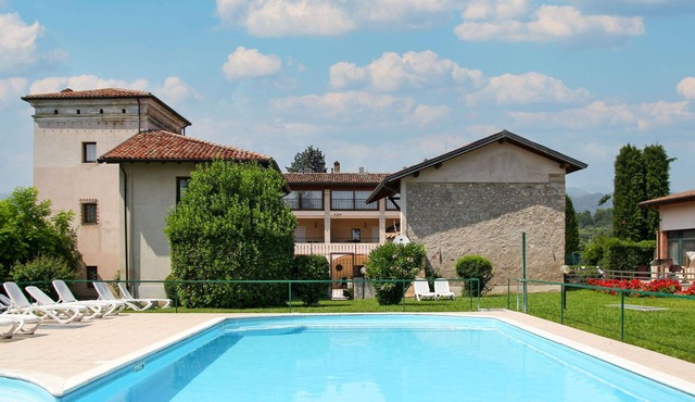 Lovely apartment for 6 people with WIFI, A/C, pool, TV, balcony and pets allowed
