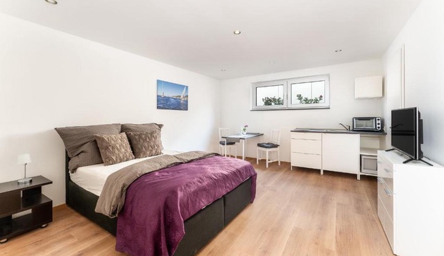 Modernes Basement-Studio mit Kingsize-Wasserbett und Walk-in Dusche mit guter Anbindung in die Innenstadt