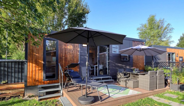 Nice modern cottage on cozy campsite.