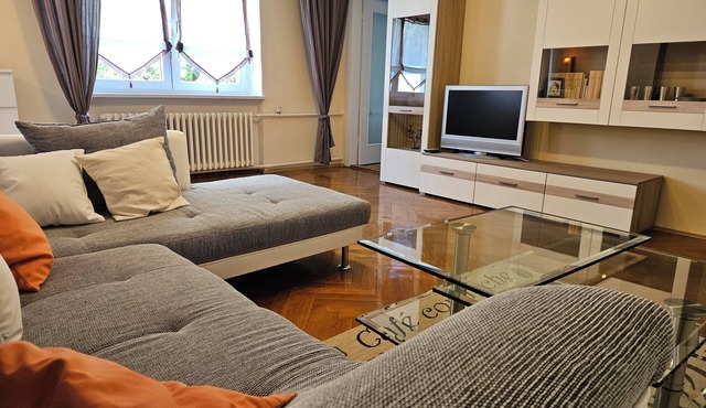 Quiet and central - vacation apartment with plenty of space and garden view