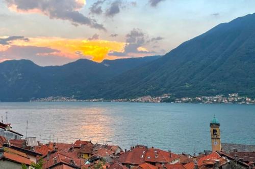 Romantic Lake Como Retreat with Breathtaking View and Terrace La casa sulla collina apt 2