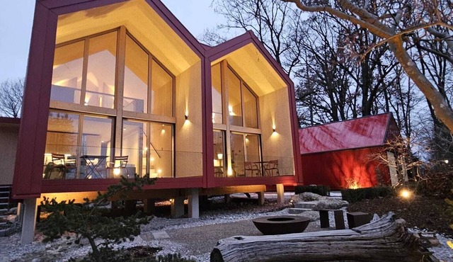 Ruby red gables - Moonwood house by the lake