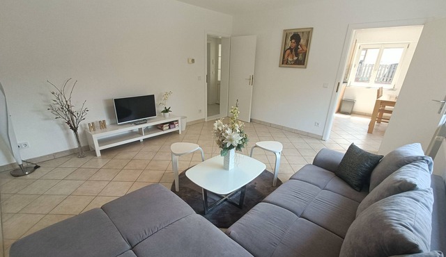 Spacious bright apartment in the green Taunus region - with private parking