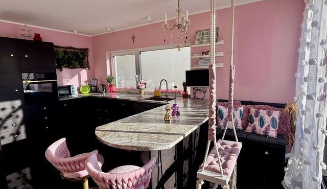 Stylish spacious townhouse near the city center with 4 bedrooms