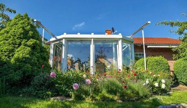 Sun-drenched holiday home with conservatory