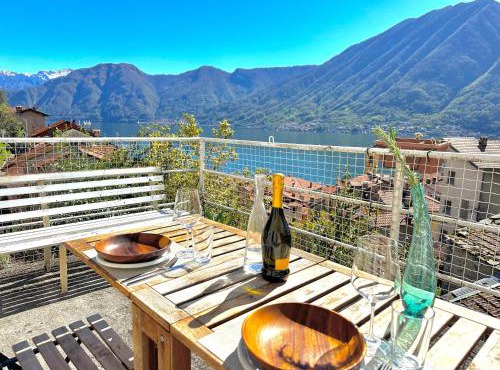 The House on the Hill apt 1 Panoramic Lake View Retreat Access via Historic Stone Stairway