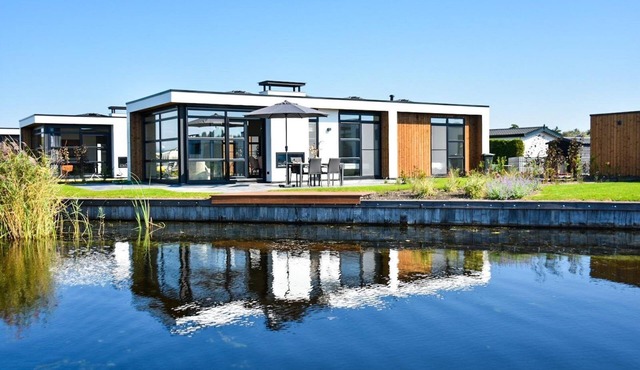 These luxurious, nice, and detached vacation villas for 4 people all have a unique view of the water. The luxurious villa offers lots of privacy, a high comfort level, and has a spacious, hardwood outdoor deck. All ingredients to enjoy an amazing tim