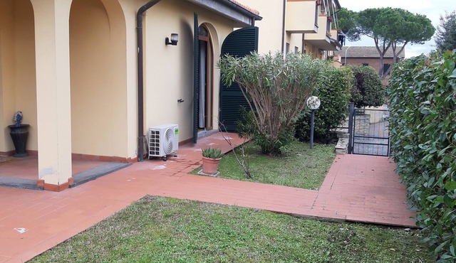 Villa 3 piani indipendente con garage e giardino privato