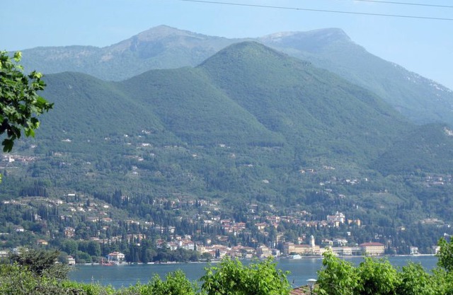 2 bedroom Apartment, sleeps 6 in San Felice del Benaco with Pool, Air Con and WiFi