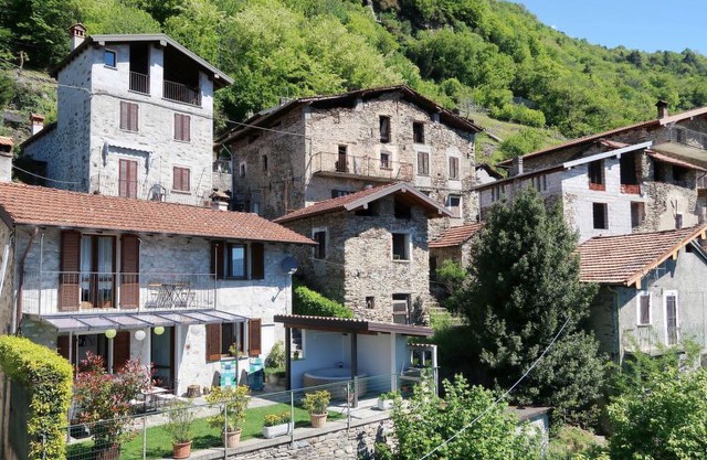 2 bedroom Villa, sleeps 5 in Gravedona with Pool and WiFi