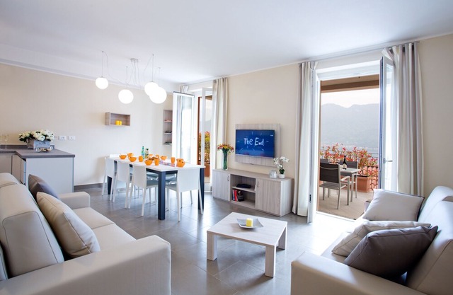 Ample space for to 8 guests, luxury interior with enviable lake views