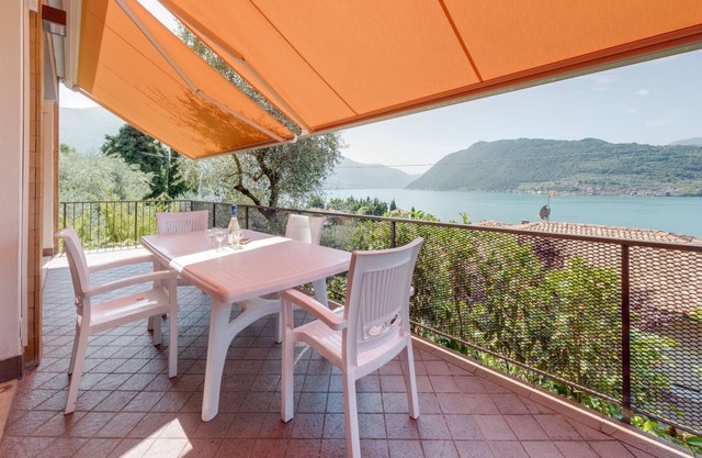 Detached villa with garden a short distance from the lake