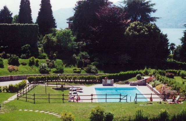 Farfalla 2 apartment with lake view and pool