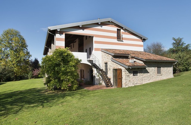 Historic farmhouse In Franciacorta, the woods, vineyards and ancient cellars.