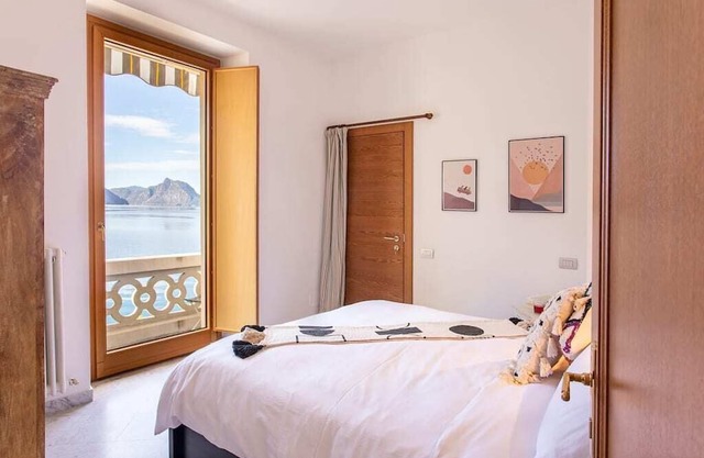Lake Lugano apartment with balcony