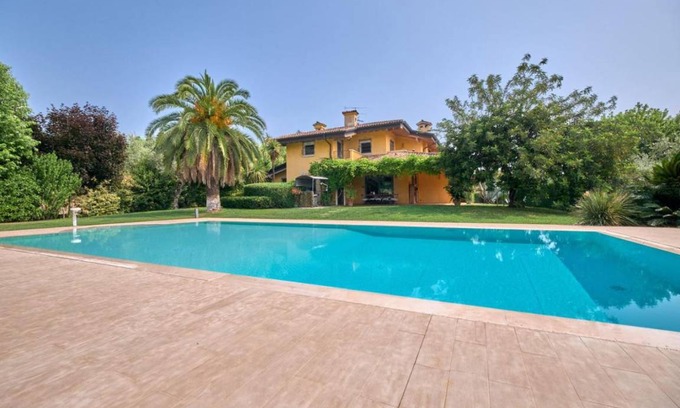 Padenghe sul Garda Villa | 250 m² Villa ∙ 4 bedrooms ∙ 11 guests