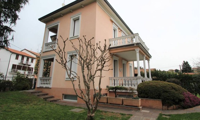 Castronno Villa | 250 m² Villa ∙ 5 bedrooms ∙ 10 guests