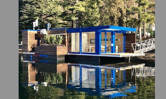 Porto Ceresio Boat Rental | 60 m² Houseboat ∙ 1 bedroom ∙ 4 guests