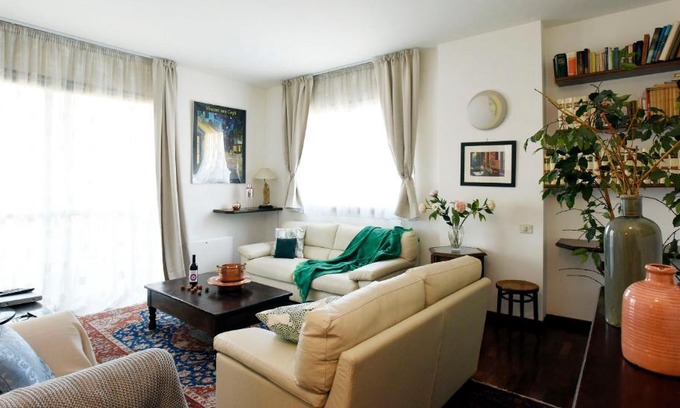 Giambellino Apartment | ALTIDO Victorian Apt for 2 with Balcony and free parking